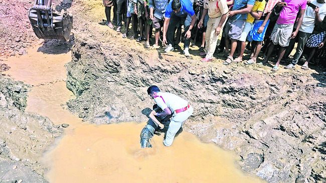 చిన్నారులను మింగేస్తున్న గ్రావెల్‌ గుంతలు 
3