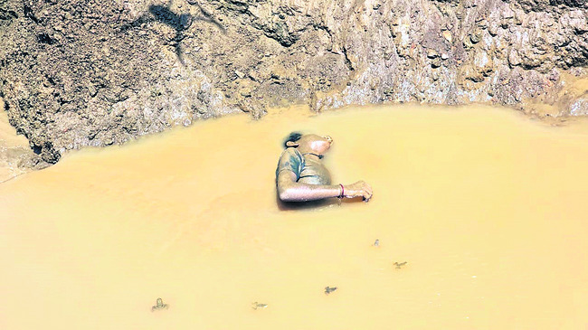 చిన్నారులను మింగేస్తున్న గ్రావెల్‌ గుంతలు 
2