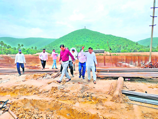 ఒక సార్‌.. ఇద్దరు బాస్‌లు1