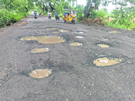 9 కి.మీ.. 900 గుంతలు!1