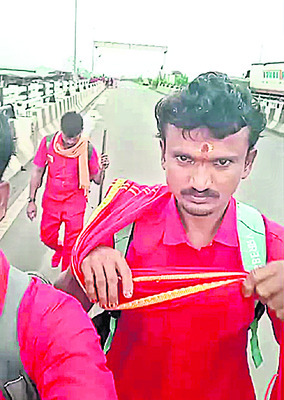 ఇద్దరు భవానీ భక్తుల దుర్మరణం 2