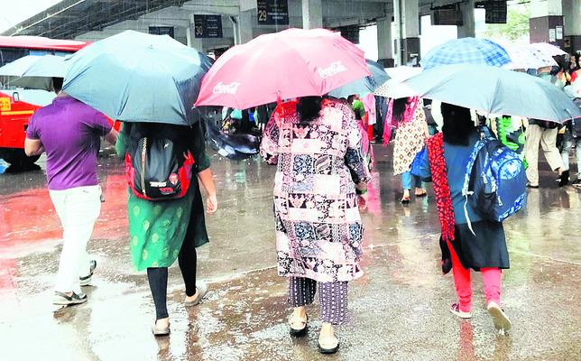 పండుగ వేళ.. వానల హోరు1