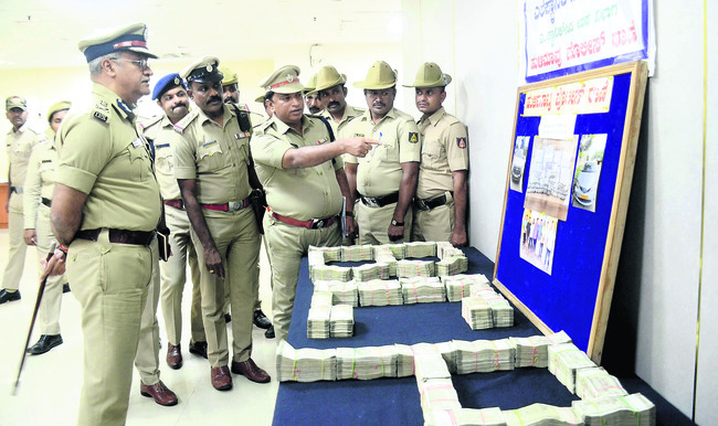 ఖాకీలమంటూ రూ.1.1 కోట్లు దోపిడీ 1