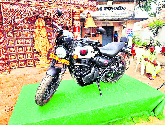 సినిమా సెట్టింగ్‌లా  దుర్గాదేవి మండపం1