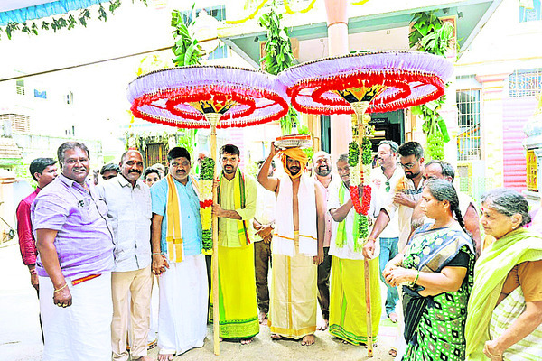 మోహినీ అవతారంలో దేవదేవుడు
1
