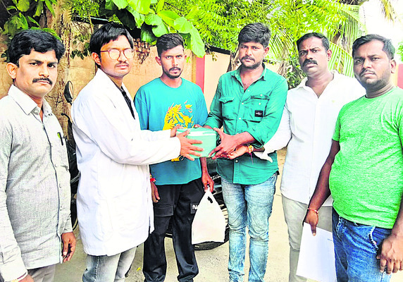 గొర్రెలపైకి దూసుకెళ్లిన కారు 1