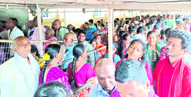 క్షేత్రంలో కొనసాగిన రద్దీ 1