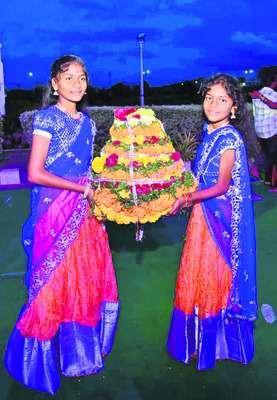 కలెక్టరేట్‌లో బతుకమ్మ వేడుకలు 1