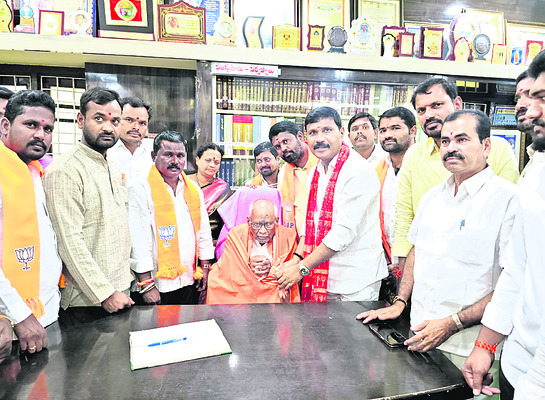 విశిష్ట వ్యక్తులను స్ఫూర్తిగా తీసుకోవాలి1