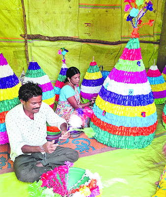 కాగితపు బతుకమ్మతో ఉపాధి1