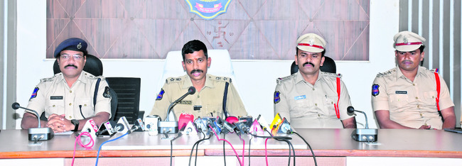 తాళం వేసిన ఇళ్లే టార్గెట్‌గా దొంగతనాలు 1