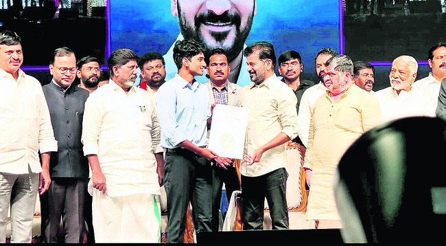 ములుగు డిప్యూటీ కలెక్టర్‌గా కాకరవాయి వాసి1