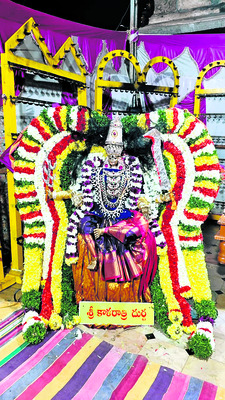 కాళరాత్రి దుర్గగా  కామేశ్వరి దేవి
2