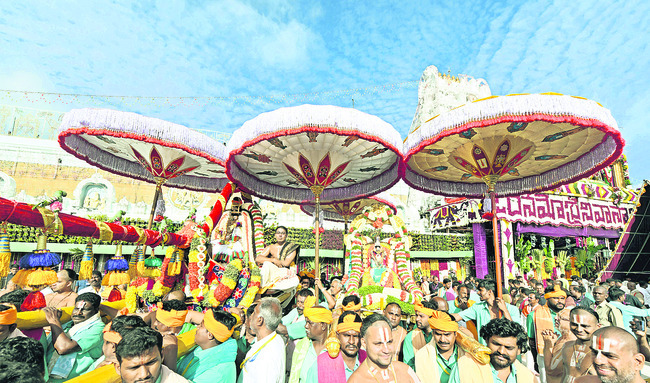 కిక్కిరిసిన కొండ 
2