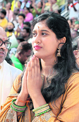 కిక్కిరిసిన కొండ 
9