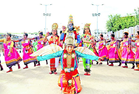 కిక్కిరిసిన కొండ 
5