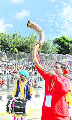 కిక్కిరిసిన కొండ 
3
