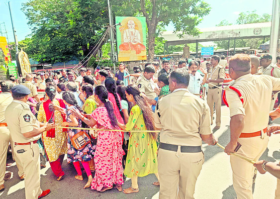 కిక్కిరిసిన కొండ 
8