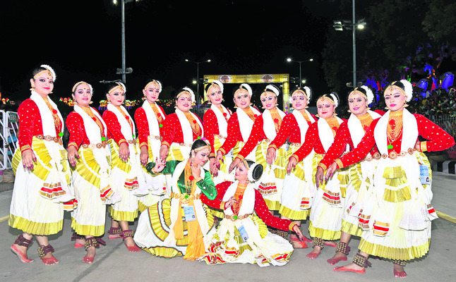 కిక్కిరిసిన కొండ 
7