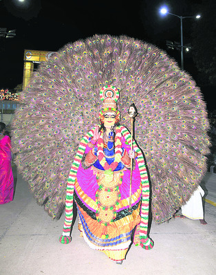 కిక్కిరిసిన కొండ 
10