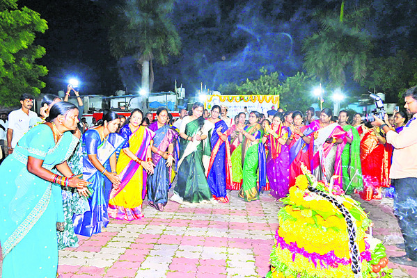 బతుకమ్మ అంటేనే పూల పండుగ1