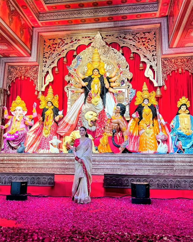 Bollywood Actors Rani Mukerji and Kajol At Durga Puja Photos10
