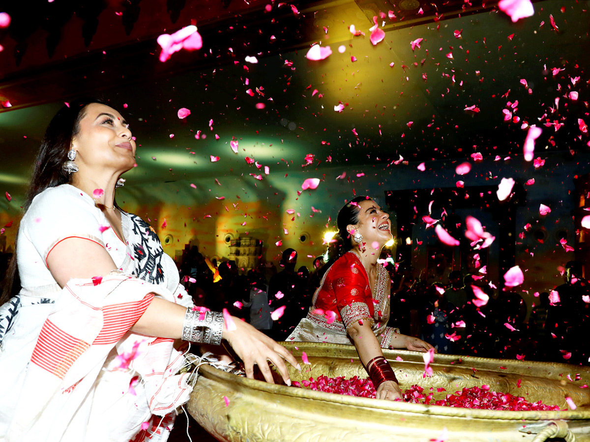 Bollywood Actors Rani Mukerji and Kajol At Durga Puja Photos4
