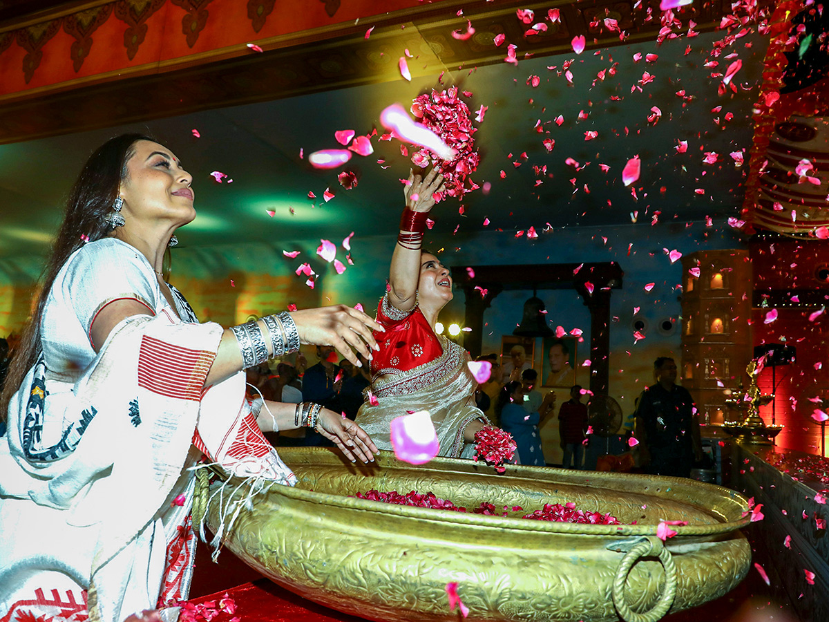 Bollywood Actors Rani Mukerji and Kajol At Durga Puja Photos5