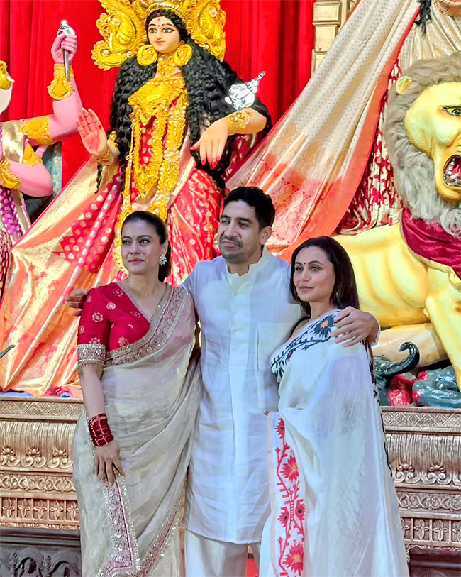 Bollywood Actors Rani Mukerji and Kajol At Durga Puja Photos9