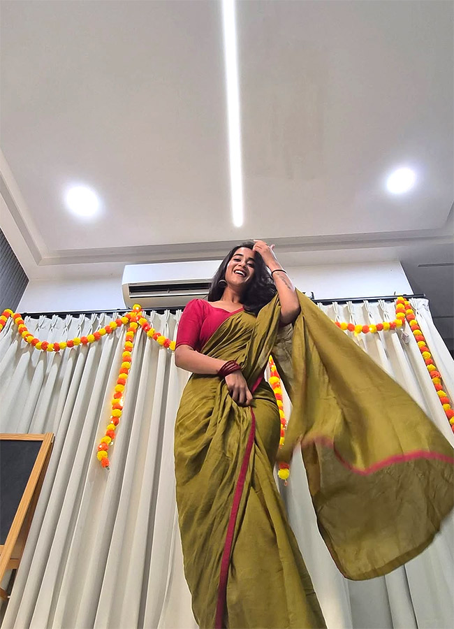 Dussehra Vibes Deepthi Sunaina Latest Photos Viral18