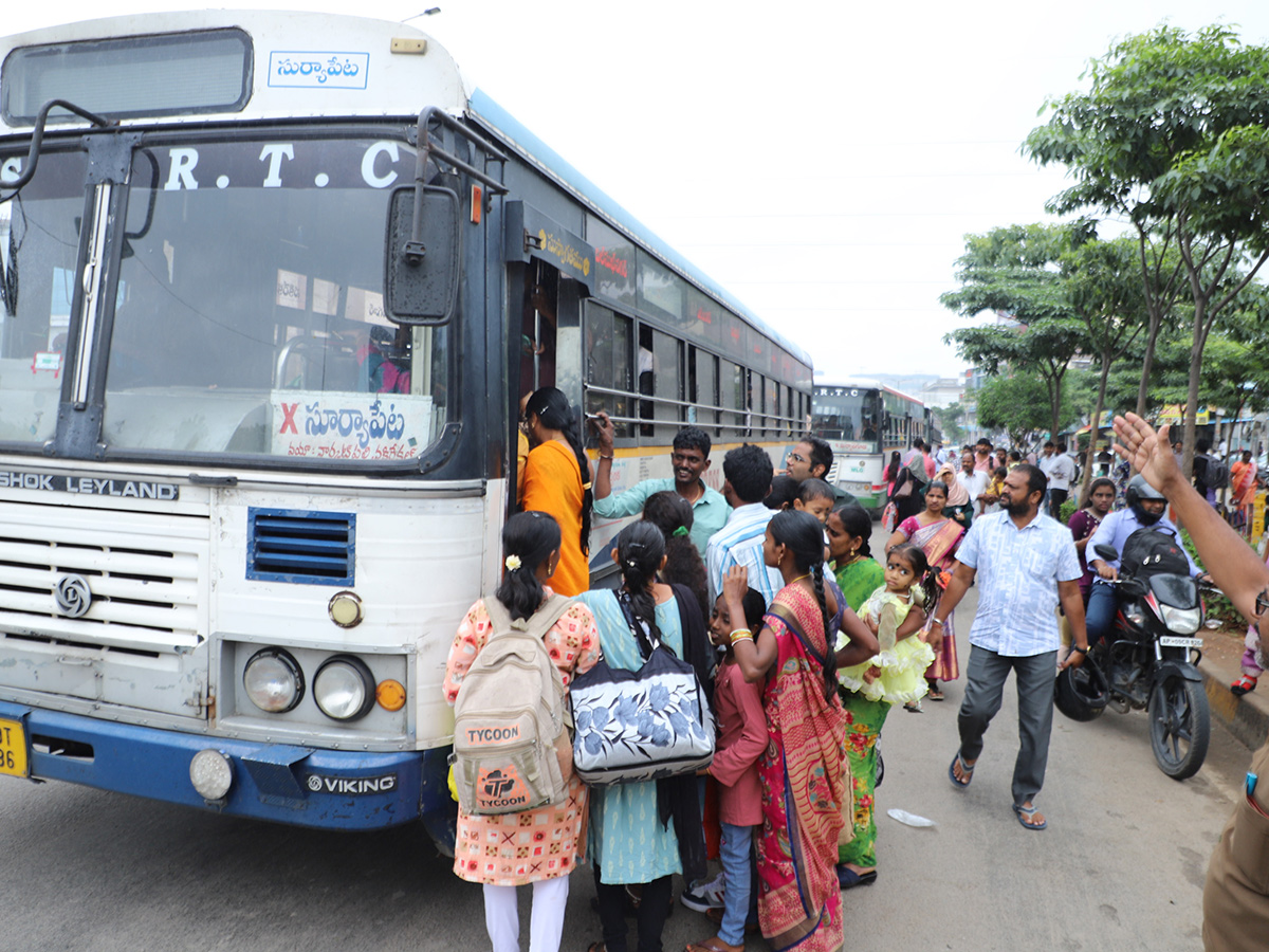 Public Rush To Jubilee Bus Station For Dussehra Festival Photos12