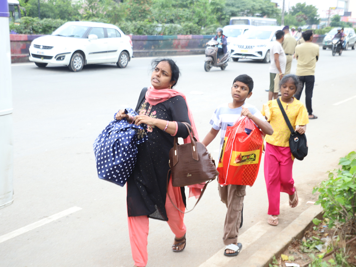 Public Rush To Jubilee Bus Station For Dussehra Festival Photos13