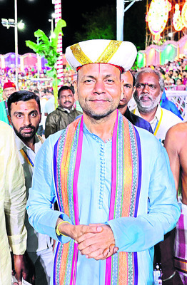 కిక్కిరిసిన కొండ 
11
