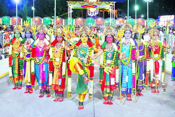 కిక్కిరిసిన కొండ 
4