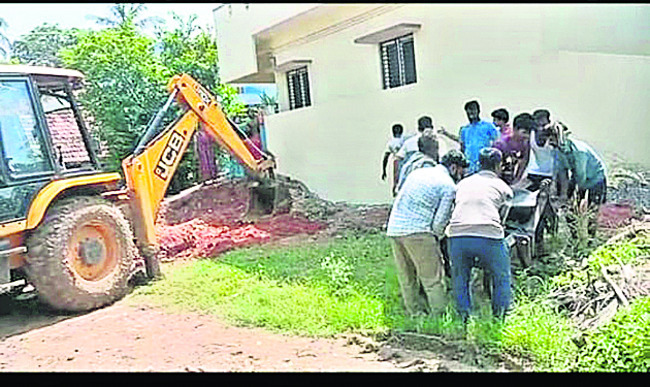 ● ఇంటి స్థలం విషయంలో టీడీపీ వర్గీయుల వేధింపులు ● తట్టుక2