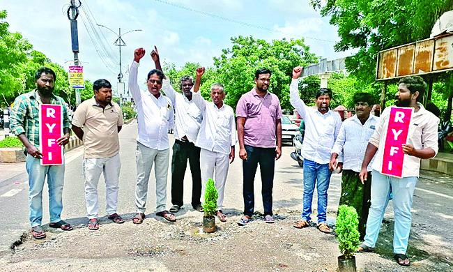 రోడ్ల మరమ్మతు కోసం వినూత్న నిరసన 1