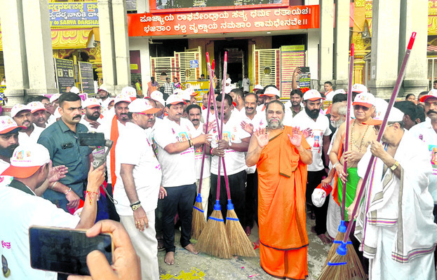 రోడ్ల మరమ్మతు కోసం వినూత్న నిరసన 2