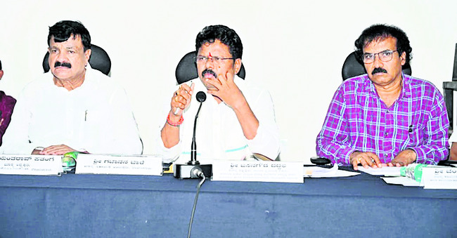 ఎరువుల కొరత తలెత్తనీయొద్దు 1