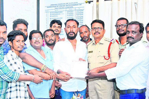 ‘సాక్షి’ ఎడిటర్పై కేసు అప్రజాస్వామికం!
1