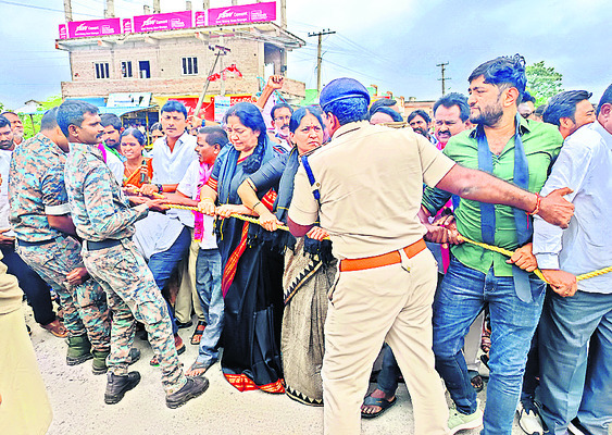 మంత్రుల కాన్వాయ్ అడ్డగింత1