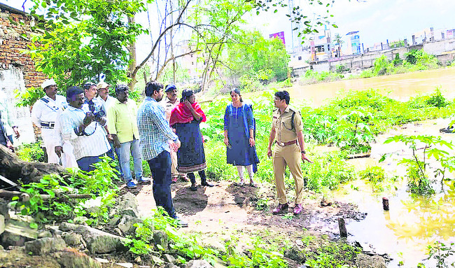 ప్రమాద స్థాయిలో తమ్మిలేరు 1