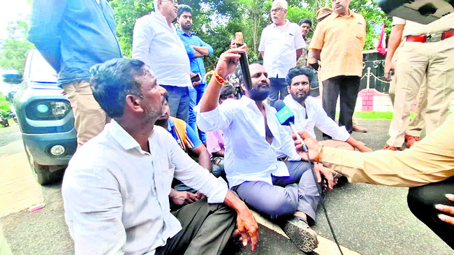 పేట్రేగిన టీడీపీ మూకలు 1