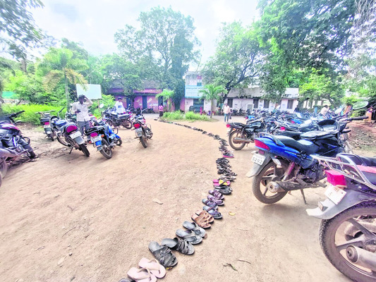 యూరియా కోసం రోడ్డెక్కిన అన్నదాతలు 1
