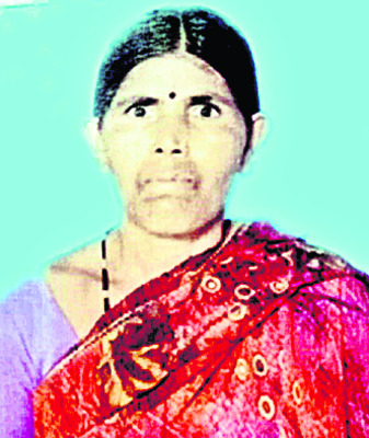 కుక్కను తప్పించబోయి ఆటో బోల్తా 1