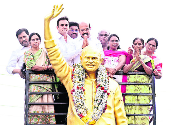 అభిమానం.. సజీవం! 1