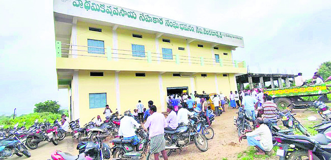 మళ్లీ రోడ్డెక్కిన రైతులు1