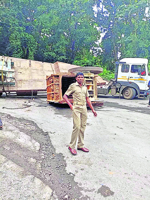 ఘాట్‌ రోడ్డులో భారీ వాహనం బోల్తా 1