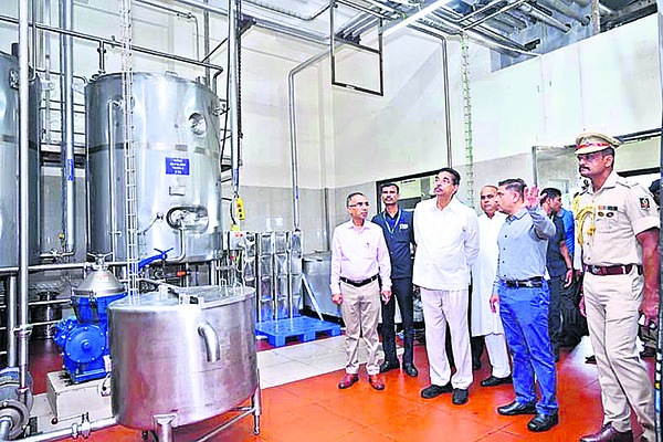 పాడి రైతులను ప్రోత్సహించాలి3