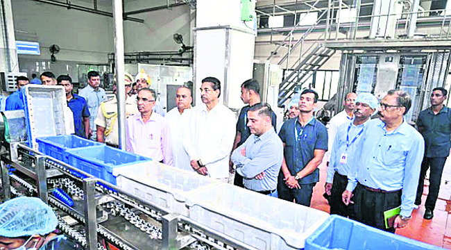 పాడి రైతులను ప్రోత్సహించాలి1