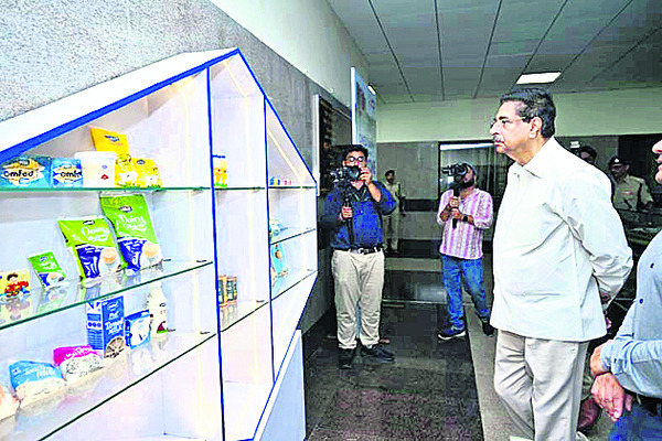 పాడి రైతులను ప్రోత్సహించాలి2
